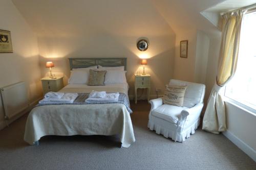 凯尔索Abbey View的一间卧室配有一张床和一把椅子