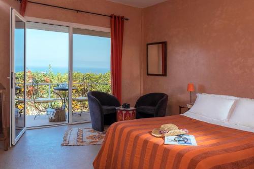 米勒福特Aftas Trip的酒店客房设有一张床和一个阳台。