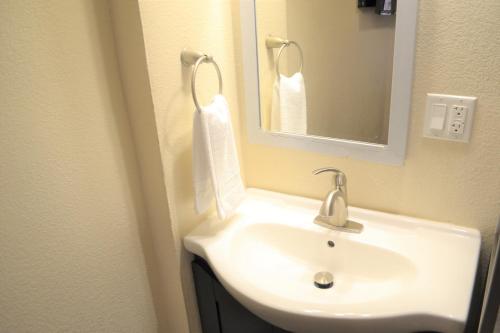 旧金山福尔瑟姆旅馆的浴室设有白色水槽和镜子
