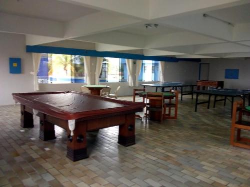 伯迪亚哥27 Praia Hotel - Frente Mar的一张台球桌,房间设有几张桌子