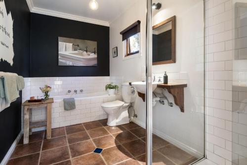 戴尔斯福特Old Chilli Daylesford的浴室配有卫生间、盥洗盆和淋浴。