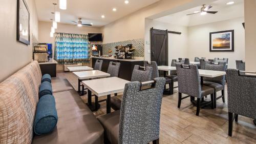 大西洋滩梅波特贝斯特韦斯特酒店的一间带桌椅的餐厅和一间酒吧
