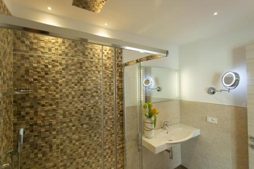 泰塞拉Guest House DOLCE LAGUNA 2的带淋浴和盥洗盆的浴室