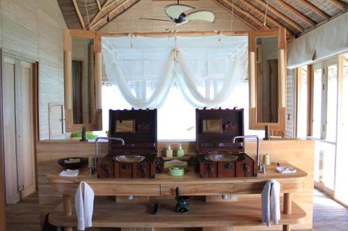 拉穆环礁拉姆岛六善酒店的窗户前设有两个水槽的房间
