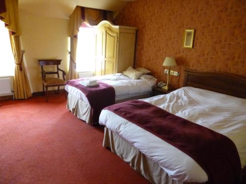 弗莫伊科比特苑酒店的酒店客房设有两张床和窗户。