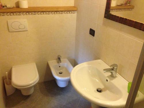 ImerIl Ciliegio的浴室配有白色卫生间和盥洗盆。