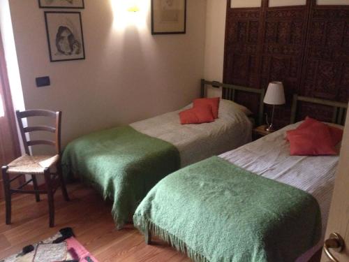 ImerIl Ciliegio的一间卧室配有两张带绿色和红色床单的床
