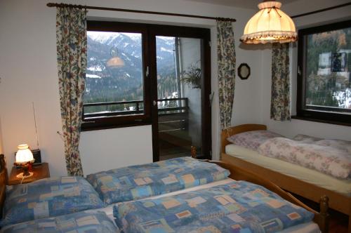 穆劳附近圣洛伦岑Fewo Nr. 15 Haus Konradgut的一间卧室设有两张床和一个美景窗户。