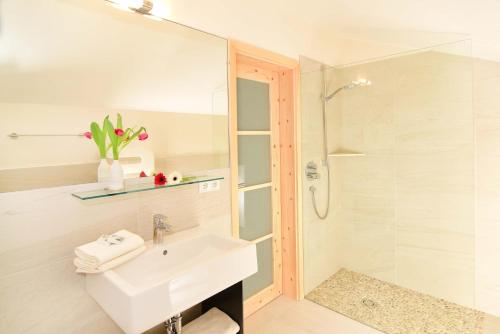 拉纳Hotel Verena的白色的浴室设有水槽和淋浴。
