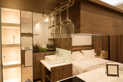 雅典Electra & Myrto Apartments的浴室设有床、水槽和镜子