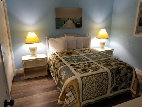 默特尔比奇Myrtle Beach Resort- Unit A 428的一间卧室配有一张床和两张台灯。
