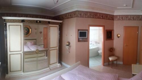 宾茨范斯克别墅公寓的一间卧室配有一张床,浴室设有浴缸