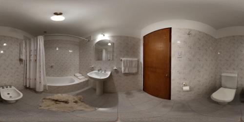 麦马拉Posta del Sol的带浴缸、盥洗盆和卫生间的浴室