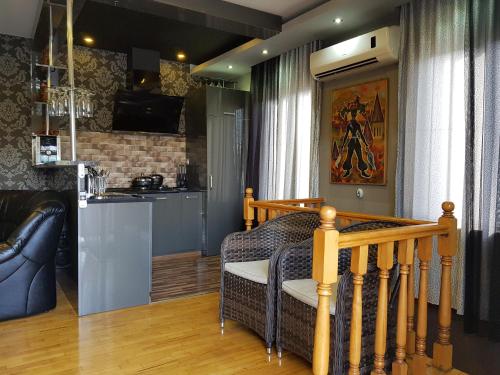 第比利斯Apartment Old Tbilisi Gorgasali的厨房以及带沙发和桌子的客厅。