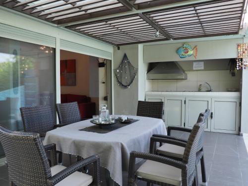 帕利乌里翁Deluxe 3BD Pool Villa in Chrousso beach Paliouri的一间带桌椅的用餐室和一间厨房