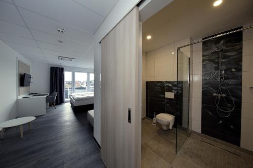AlpenHotel an der Burgschänke的酒店客房设有淋浴和一间卧室。