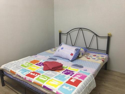 马六甲Taman Rambai Homestay的一张带被子的床和两个枕头
