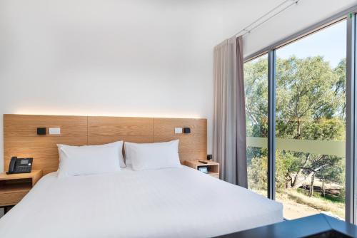 West SwanMaya Maya at Mandoon Estate的一间卧室设有一张床和一个大窗户