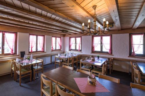 Berggasthaus Piz Calmot餐厅或其他用餐的地方