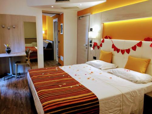 马尔切西内多罗米堤酒店的一间酒店客房,房内配有一张大床