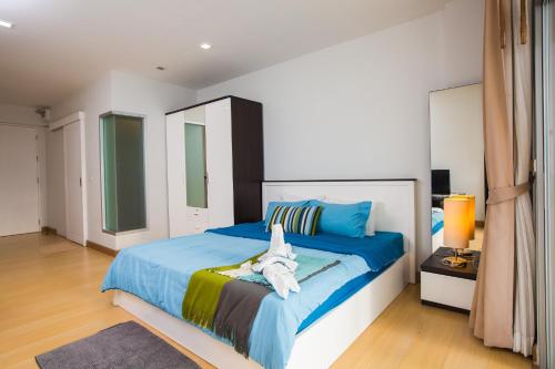 功孟海滩At Seacondo-Studio-B26的一间卧室配有一张带蓝色床单的大床