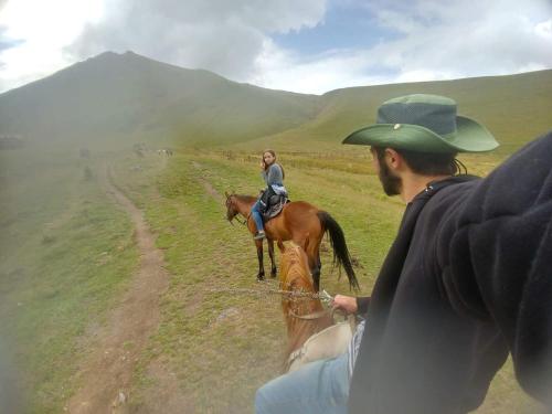 居塔Levan & Megi的和男人一起在田里骑马的女人