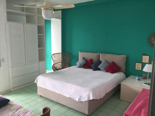 佐阿利Casa Monteprato的一间卧室设有一张大床和蓝色的墙壁