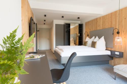 GamingGasthof Erlauftalerhof的配有一张床和一把椅子的酒店客房
