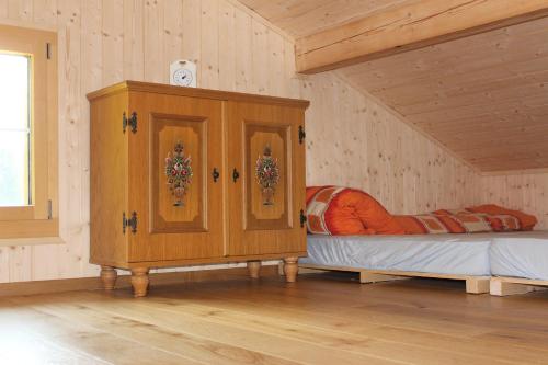 EbnatChalet Nueschwendi的一间卧室配有一张床,一个柜子