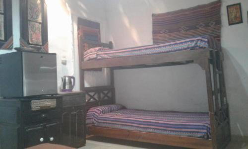 普尔马马尔卡Wara Wara的一间带两张双层床和梳妆台的卧室