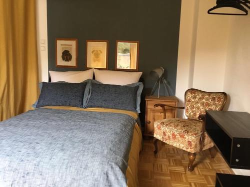 杜伊斯堡Charmant Wohnen的一间卧室配有一张床和一把椅子