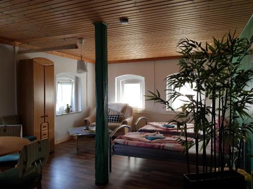 霍亨斯泰因-埃尔恩斯塔尔Haus am Sachsenring的一间卧室设有一张木天花板床。