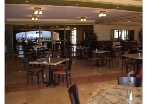 佩尼亚斯科港Sonoran Sea Resort的餐厅内带桌椅的用餐室