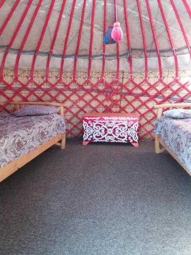 TossorYurt camp Tosor的蒙古包内带两张床的房间