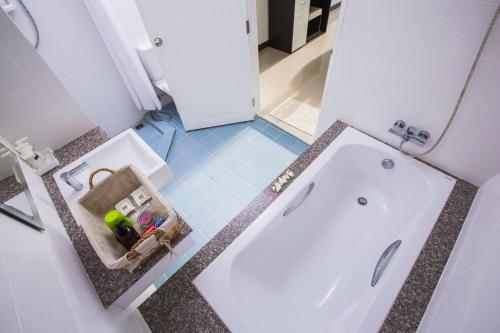 功孟海滩At Seacondo-2 Bedrooms-B35的带浴缸和盥洗盆的小浴室