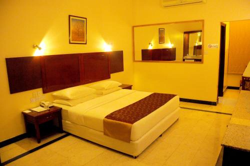 萨摩沙酒店客房内的一张或多张床位