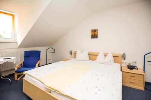 索勒恩皮瑟瑞拉威尼斯酒店的一间卧室配有一张大床和一张蓝色椅子