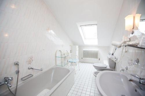 索勒恩皮瑟瑞拉威尼斯酒店的白色的浴室设有浴缸和2个卫生间