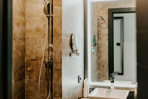 库尔斯克HOTEL HARTEN business & international的一间带两个盥洗盆和淋浴的浴室