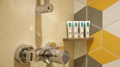 香港香港莎玛港岛北服务式公寓的架子上带一大堆牙刷的淋浴