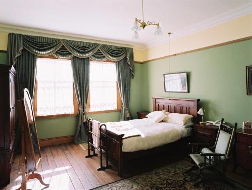 奥克兰布拉马尔议会大厦住所加早餐旅馆的一间卧室设有一张床和两个窗户。