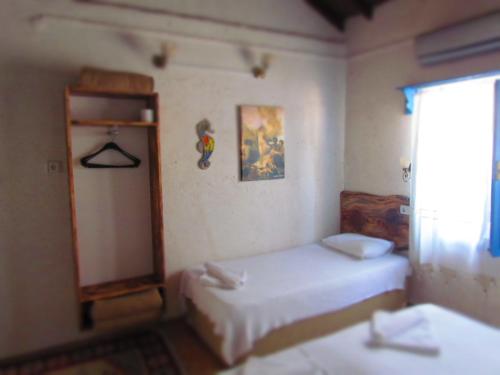 亚马逊仿古酒店客房内的一张或多张床位