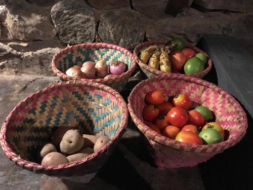 BenighātRiver Edge Resort Nepal的四个篮子,装满了不同种类的水果和蔬菜