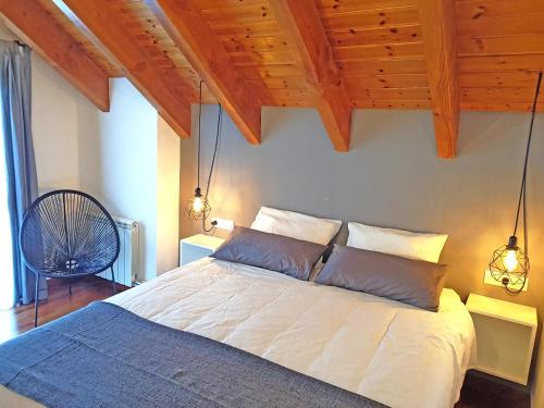 埃斯特里-德阿内乌Apartamento dúplex Esterri d'Aneu的一间卧室设有一张木天花板床。
