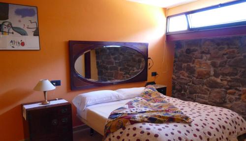 HerrerosCasa Rural Apartamento El Chaveto的卧室配有一张床,墙上设有镜子