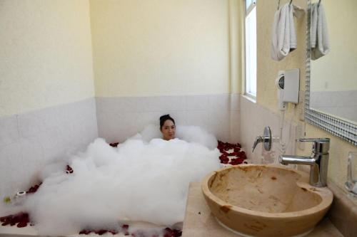 底拉斯卡拉塞尼奥丽拉特拉斯卡拉酒店的一个人在浴室里被烟熏了