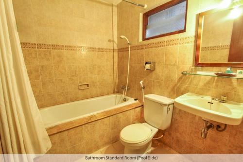 日惹都塔宾馆的浴室配有卫生间、盥洗盆和浴缸。