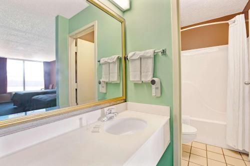 加夫尼速8加夫尼酒店的一间带水槽和镜子的浴室