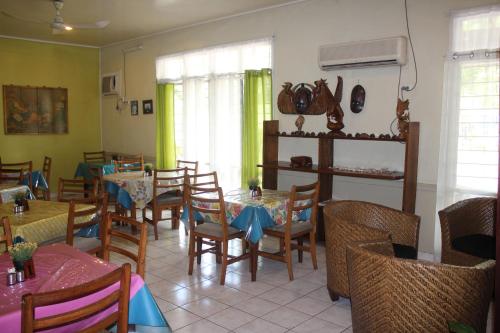 科科波Taklam Lodge And Tours的餐厅内带桌椅的用餐室
