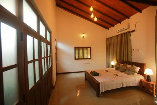 康提Kandyan Fo Rest的一间卧室设有一张床和一个大窗户